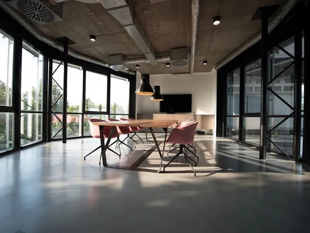 Camera de videosurveillance installee sur un batiment pour la securite connectee