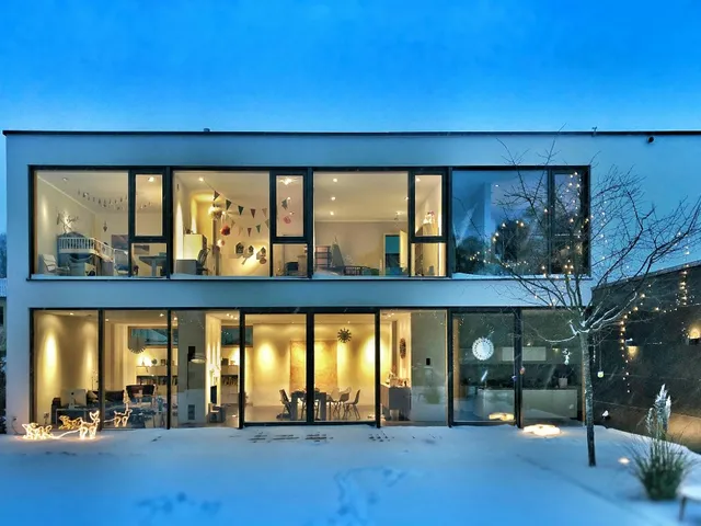 Maison individuelle éclairée, installation électrique aux normes
