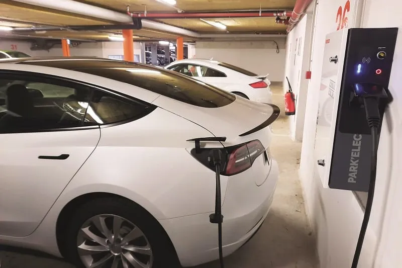 Borne de recharge en parking souterrain de copropriété