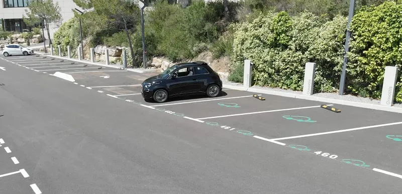 Bornes de recharge sur parking d’entreprise