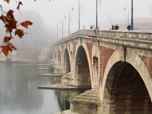 Les quais de la Garonne et le Pont Neuf à Toulouse au coucher du soleil, façades en brique rose