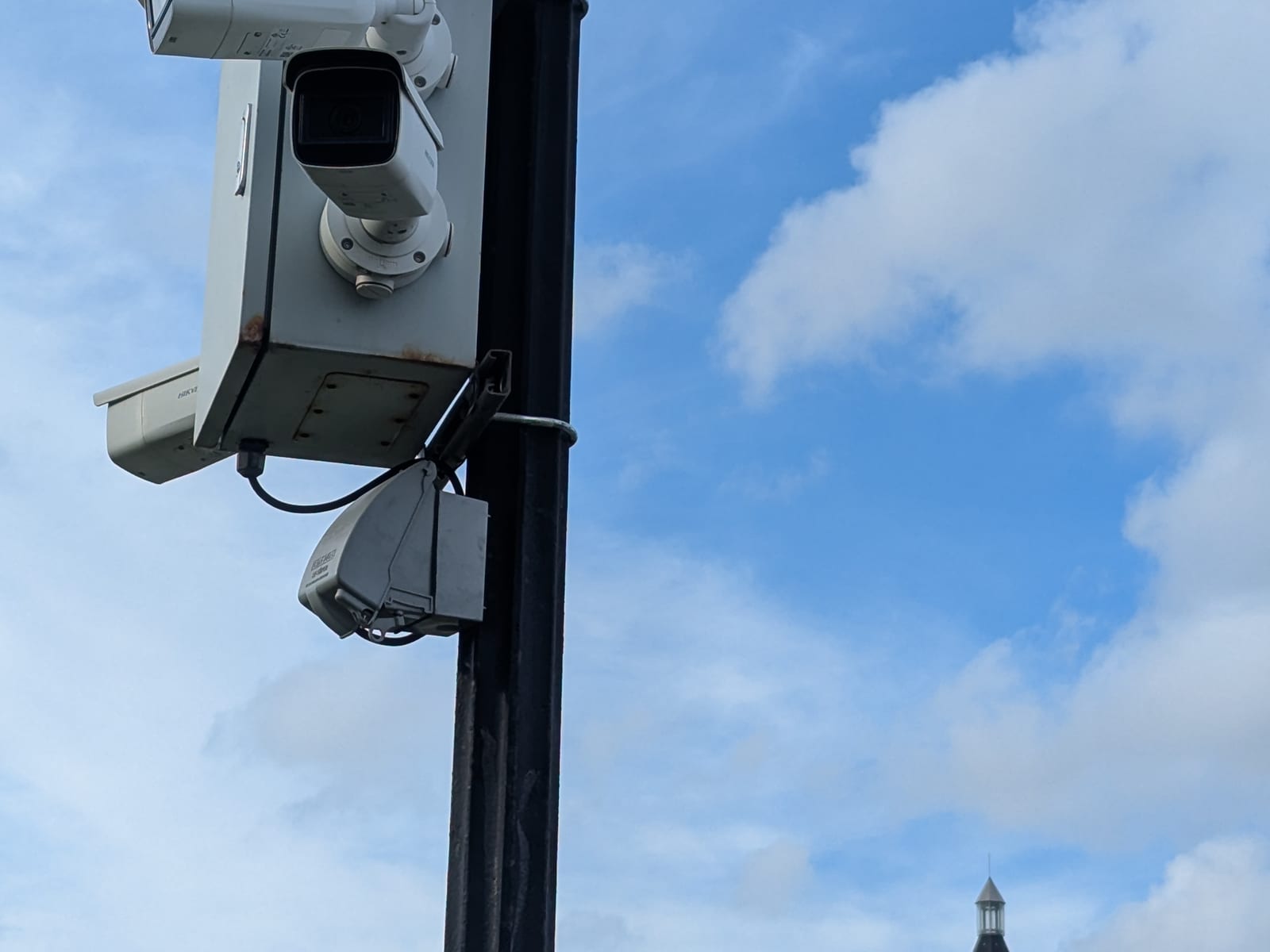 Caméras IP Hikvision montées sur mât, logo HIKVISION visible sur le boîtier